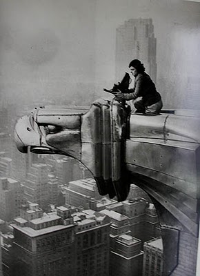 fotografia de M. Bourke sentada sobre una gárgola del edificio Crysler "Il.lustració"